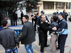 Balık satıcıları tezgahlarını yakmak istedi