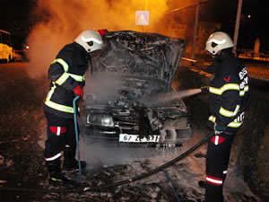Park halindeki otomobili aniden alevler sardı