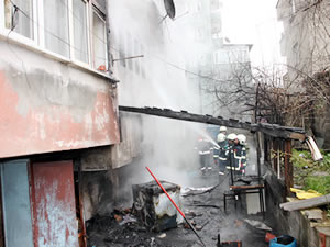 Eşya deposunda yangın çıktı