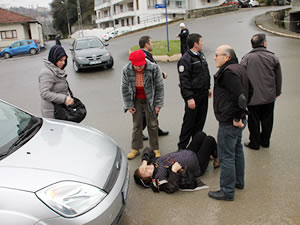 Otomobilin çarptığı yaşlı kadın yaralandı