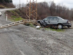 Lastiği patlayan araç direğe çarptı: 4 yaralı