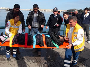 Denize düşen kadın son anda kurtarıldı