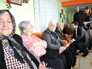 AK Partililer’den Huzurevi ziyareti