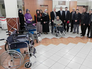 ERDEMİR işçilerinden tekerlekli sandalye bağışı