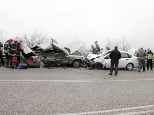 İki araç çarpıştı: 1 kişi öldü, 1 kişi yaralandı