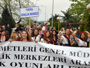 Gençler sahili renklendirdi