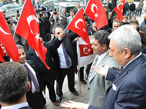 Akil İnsanlara Türk bayraklarıyla tepki
