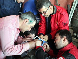 Parmağı sıkışan küçük çocuğu itfaiye kurtardı