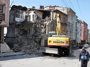 Tehlike oluşturan bina yıkıldı