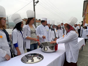 Aşçı yardımcıları hünerlerini sergiledi