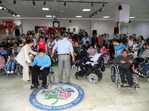 Engellilere 15’i akülü 65 sandalye dağıtıldı