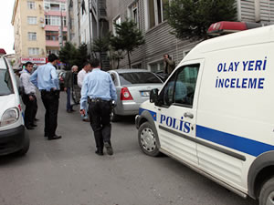 Bıçaklandı, kendi arabasıyla hastaneye gitti