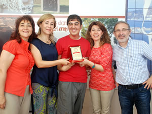Özel çocuklara başarı plaketi