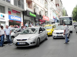 Üç aracın karıştığı kazada 1 kişi yaralandı