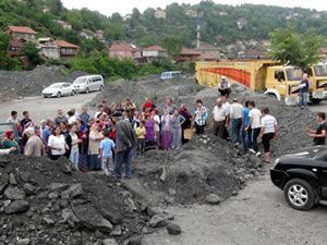 Asfaltlanmayan yolu trafiğe kapattılar!