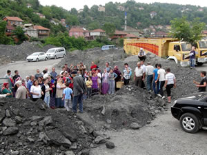 Asfaltlanmayan yolu trafie kapattlar!