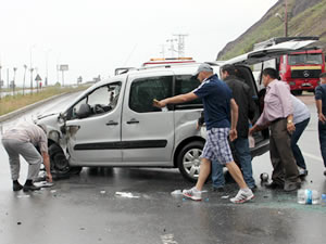 Kamyonet duvara çarpıp takla attı: 3 kişi yaralandı
