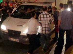 Kamyonet sürücüsü aracını vatandaşların üzerine sürdü