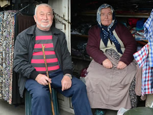 Yaşlı çiftin gençlere örnek olacak yaşam mücadelesi