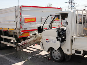 TIR’a çarpan araçtaki 3 kişi yaralandı