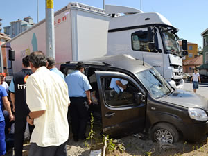 TIR ve kamyonet çarpıştı: 7 kişi yaralandı