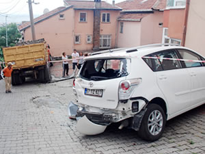 Freni patlayan kamyon duvara çarparak durdu