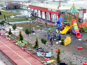 Şiddetli fırtına parkı bu hale getirdi