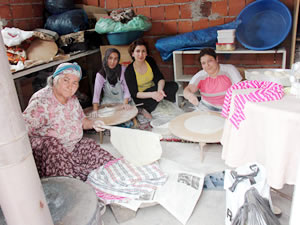 Hanımlar Ramazan yufkalarını hazırladı