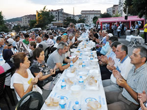 Belediyenin mahalle iftarlar Akarcada balad
