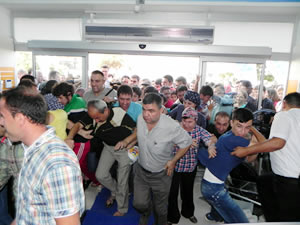 Mağaza açılışında ezilme tehlikesi geçirdiler!