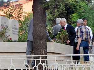 Haberal, anne ve babasının mezarını ziyaret etti