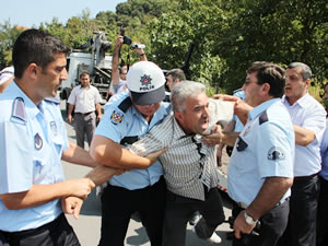 Minibüsçülerle zabıta arasında arbede yaşandı