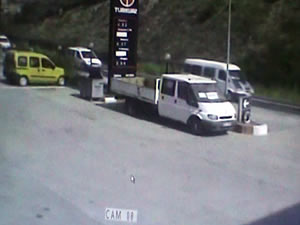 Aracını bağlatmamak için başına silah dayadı!