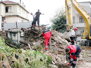 Metruk bina yıkıldı