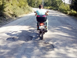 Yol köstebek yuvasına döndü!