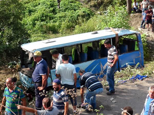 Halk otobüsü şarampole uçtu: 1 ölü, 36 yaralı