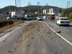 Kamyondan dklen hafriyat yolu kapatt