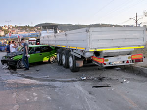 TIR’ın altına giren otomobil hurdaya döndü
