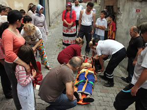 Tutunduğu çamaşır ipi kopunca başının üzerine yere çakıldı!