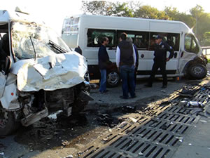 Zonguldak’ta işçi servisiyle minibüs çarpıştı: 2’si ağır 16 kişi yaralandı
