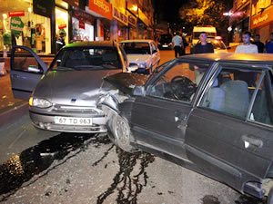 Ereğli’de iki araç kafa kafaya çarpıştı, 8 kişi yaralandı!