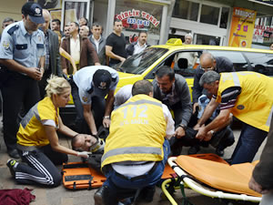 Karşıdan karşıya geçmeye çalışan yayaya otomobil çarptı