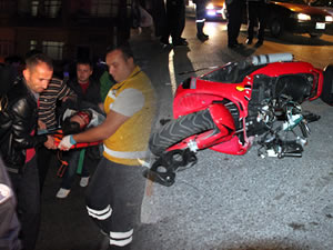 Otomobile çarpan motosiklet sürücüsü ağır yaralandı
