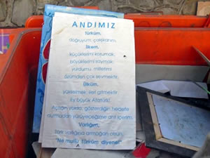 “Öğrenci Andı” ve “İstiklal Marşı” panoları çöpe atıldı!