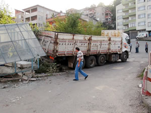 Freni patlayan kamyon evi yıktı!
