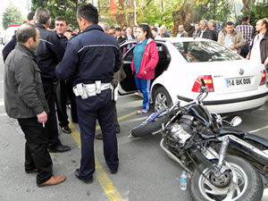 Ehliyetsiz motosiklet sürücüsü yayaya çarptı