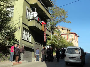 Elbisesi tutuşan çocuk, panikle 3. kattan düştü