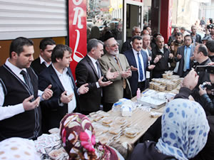 Sesli’den halka aşure ikramı