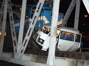 Kömür treni öğrenci servisine çarptı