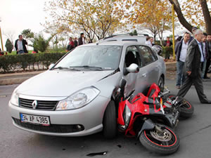 Motosikletle otomobil çarpıştı: 1 kişi yaralandı